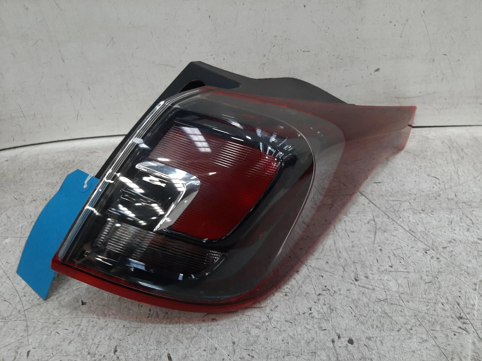Opel Crossland X Mk1 (A) O/S Drivers Right Rear Taillight Tail Light 