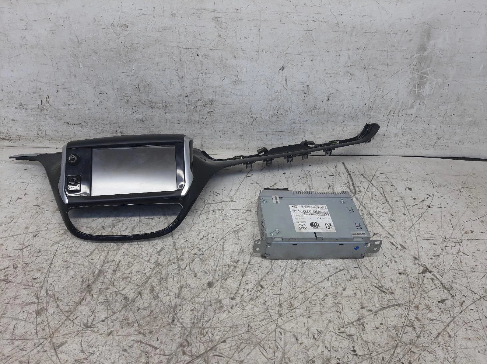 Peugeot 208 Mk1 OEM Radio/CD/Stereo Head Unit No Code Available 