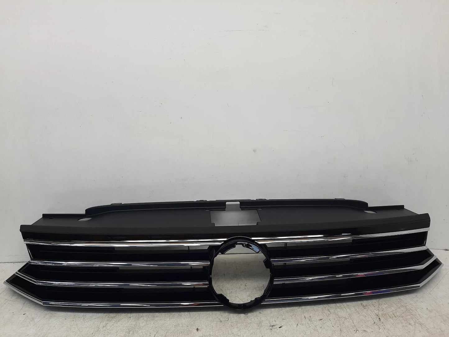 Volkswagen Passat Front Centre Grille Grill 