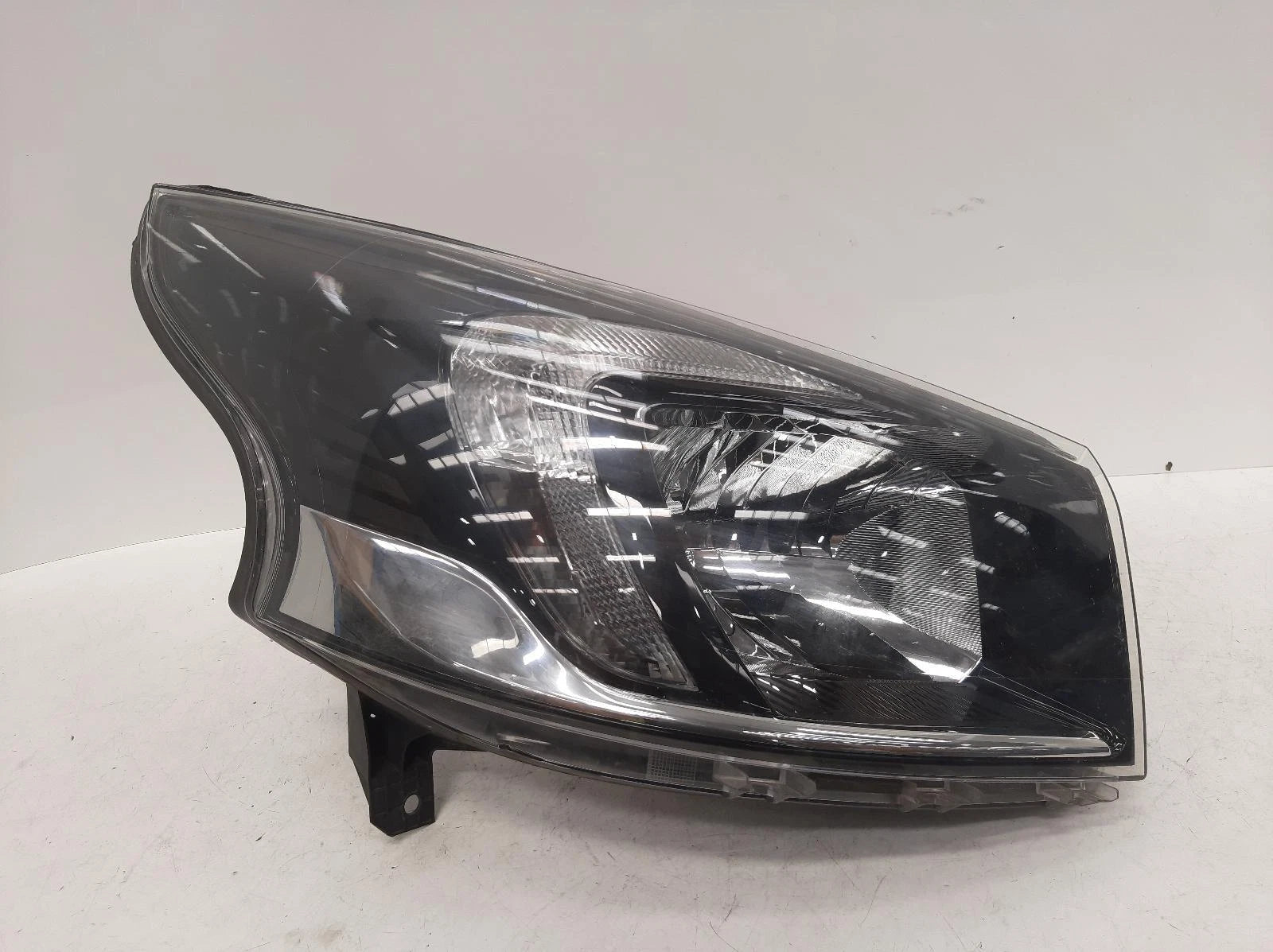 Opel Vivaro Mk2 O/S Drivers Right Front Halogen Headlight Headlamp 
