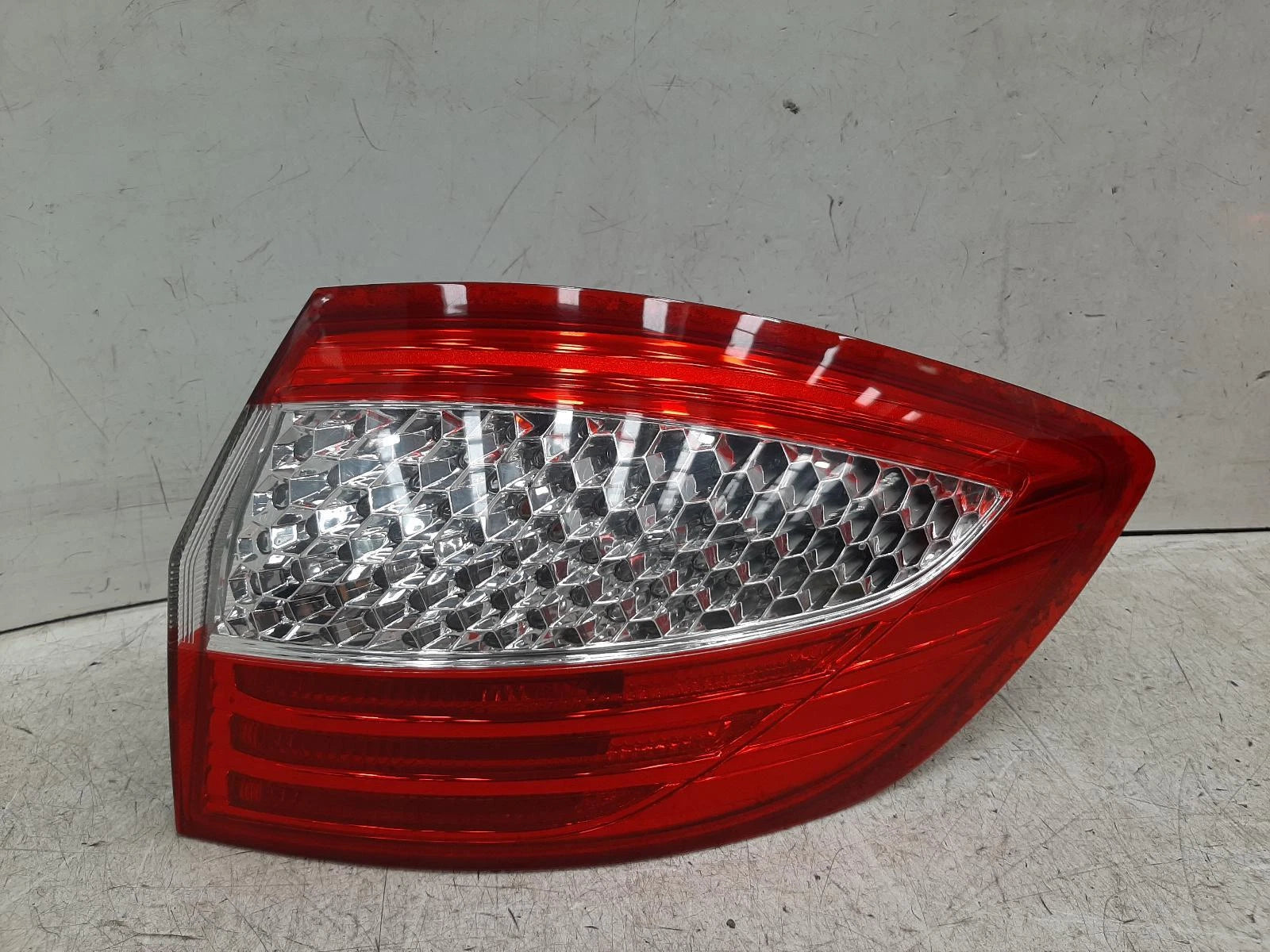 Ford Mondeo Mk4 O/S Drivers Right Rear Outer Taillight Tail Light 