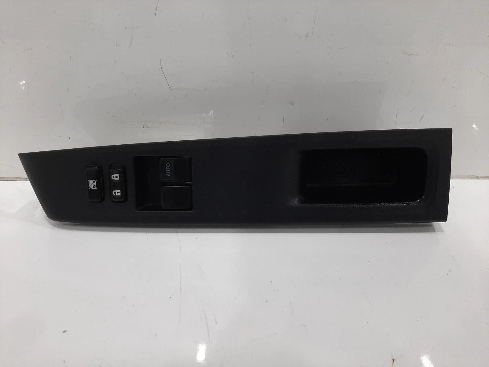 Toyota Yaris Mk3 Right Front Master Window Switch 