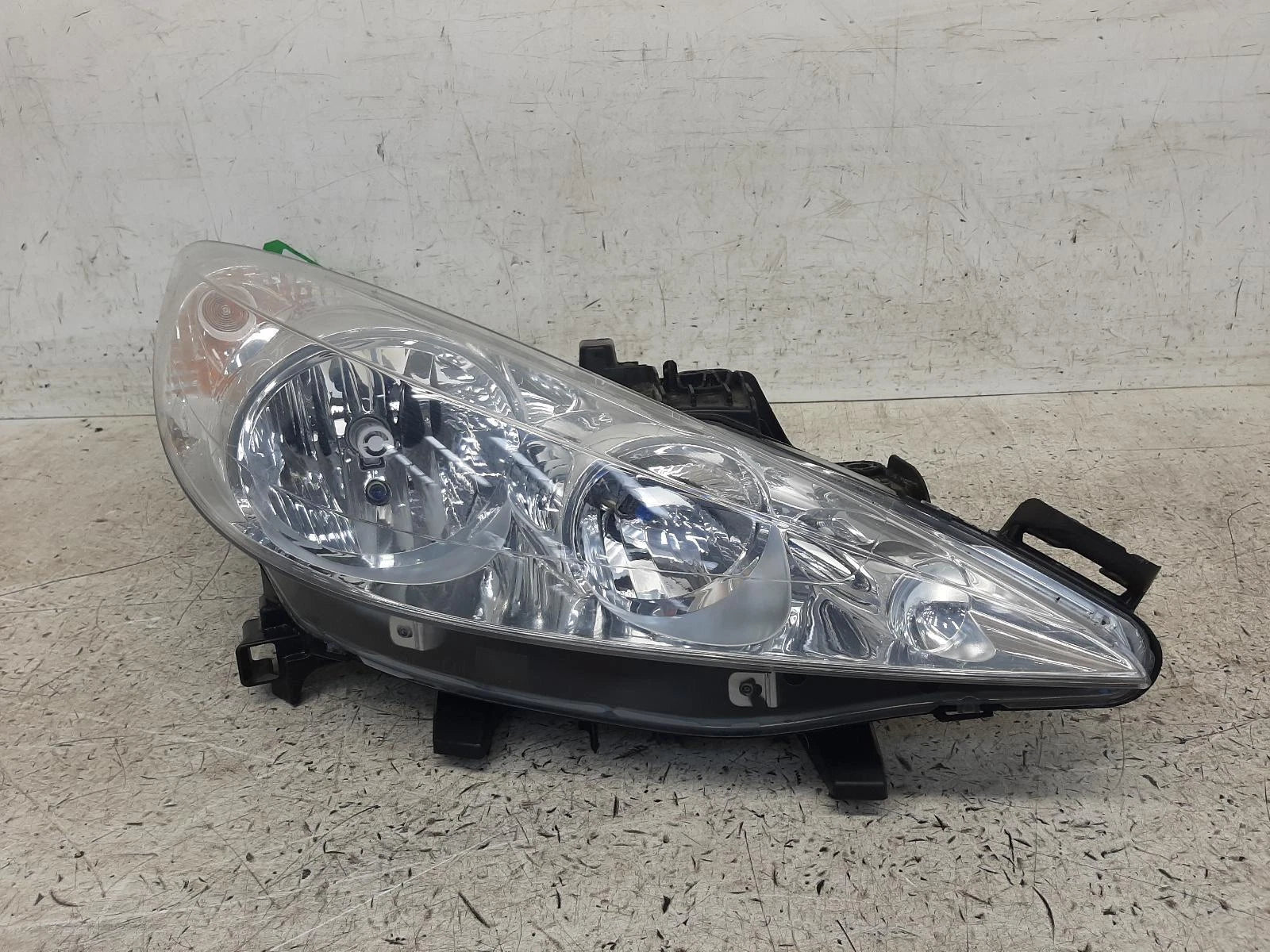 Peugeot 207 Mk1 O/S Drivers Right Front Headlight Headlamp 