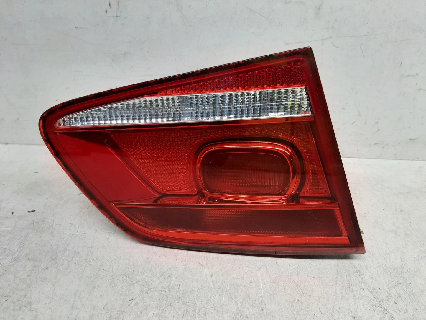 Volkswagen Passat Passengers Left Rear Taillight Tail Light 