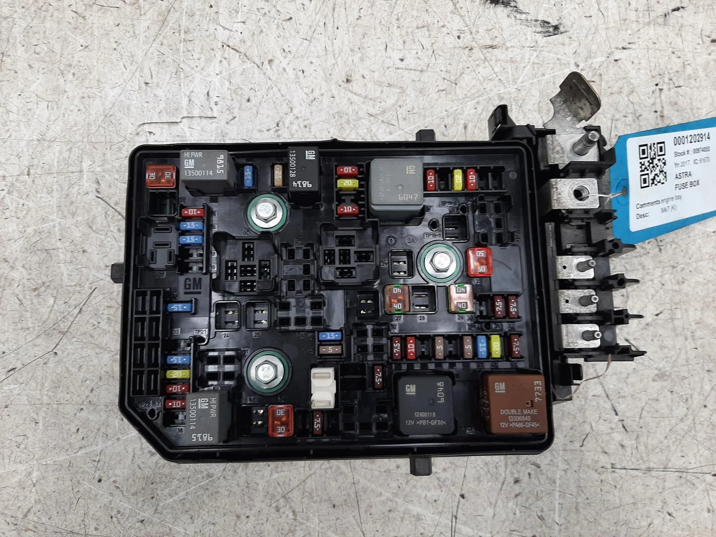 Opel Astra Mk7 (K) Engine Bay Fuse Box 