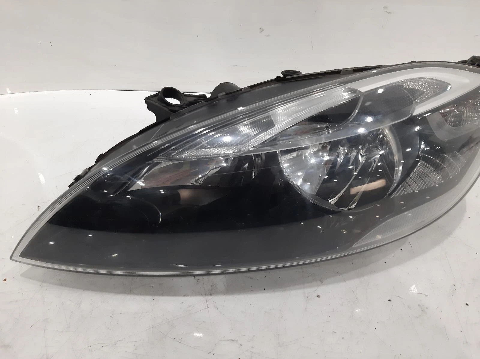 Volvo V40 Mk3 N/S Passengers Left Front Halogen Headlight Headlamp 