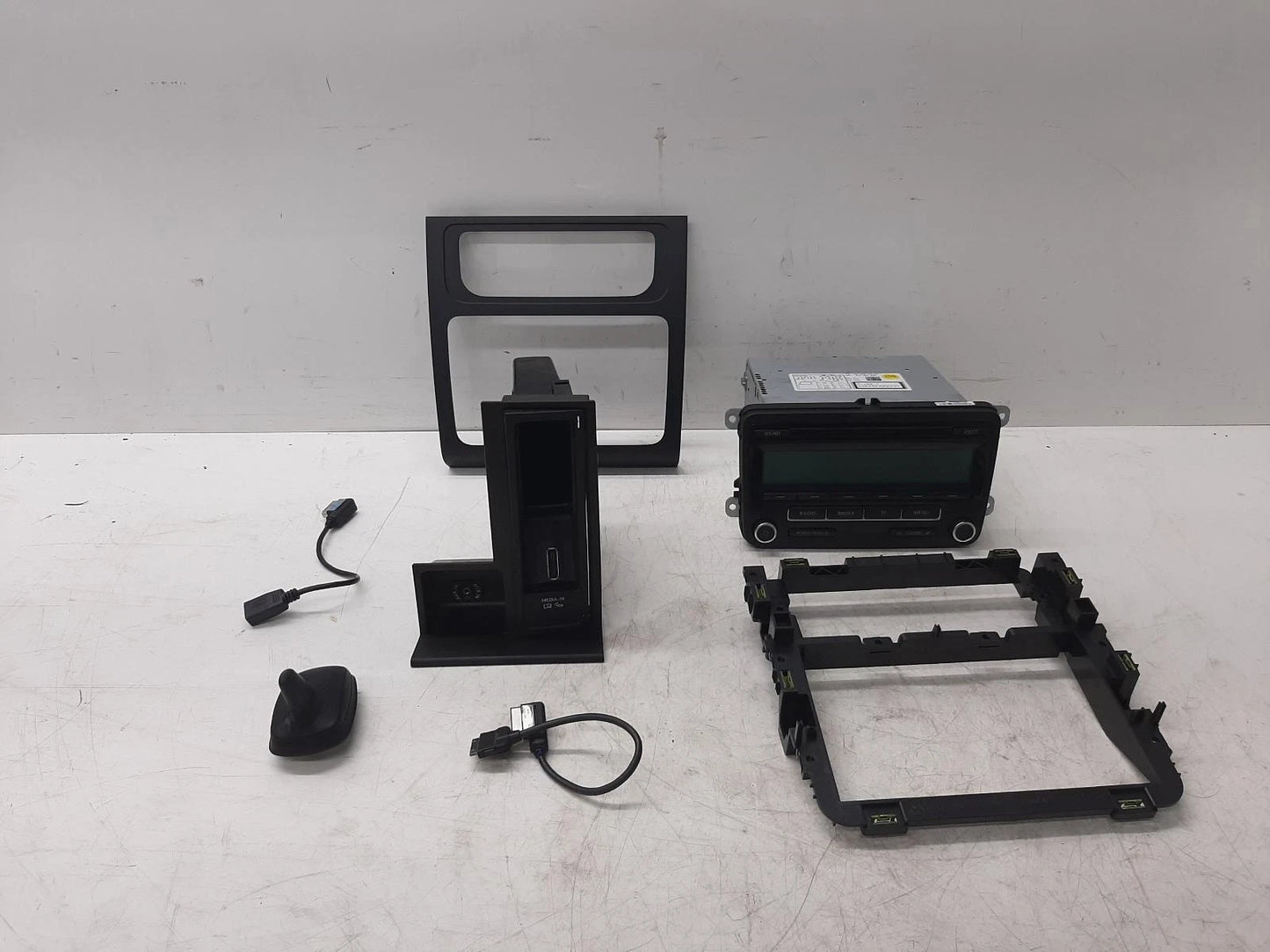 Volkswagen VOLKSWAGEN TOURAN OEM Radio/CD/Stereo Head Unit 1K0057186AN 