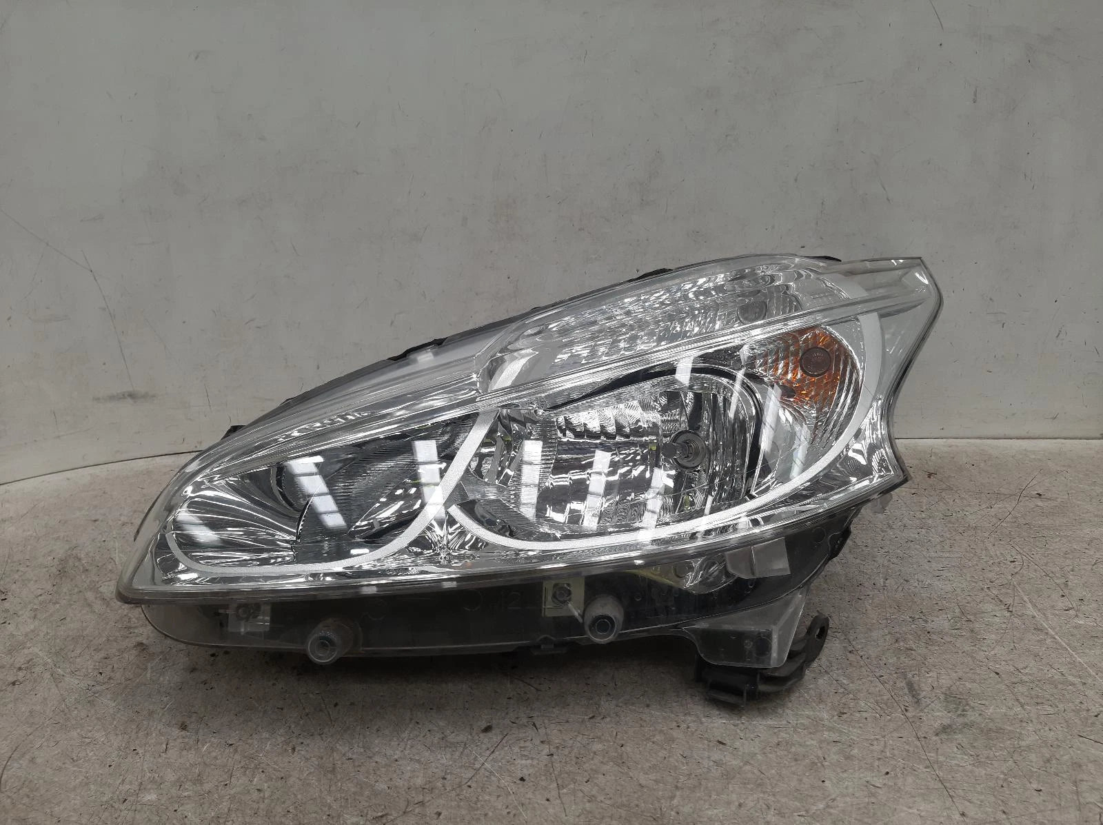 Peugeot 208 Mk1 N/S Passengers Left Front Halogen Headlight Headlamp 