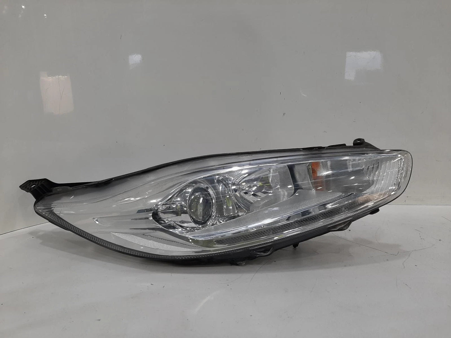 Ford Fiesta Mk7 O/S Drivers Right Front Halogen Headlight Headlamp 