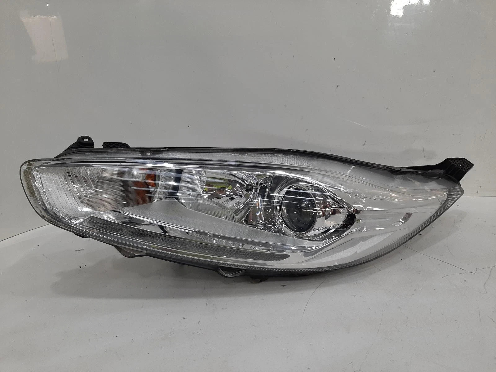 Ford Fiesta Mk7 N/S Passengers Left Front Halogen Headlight Headlamp 