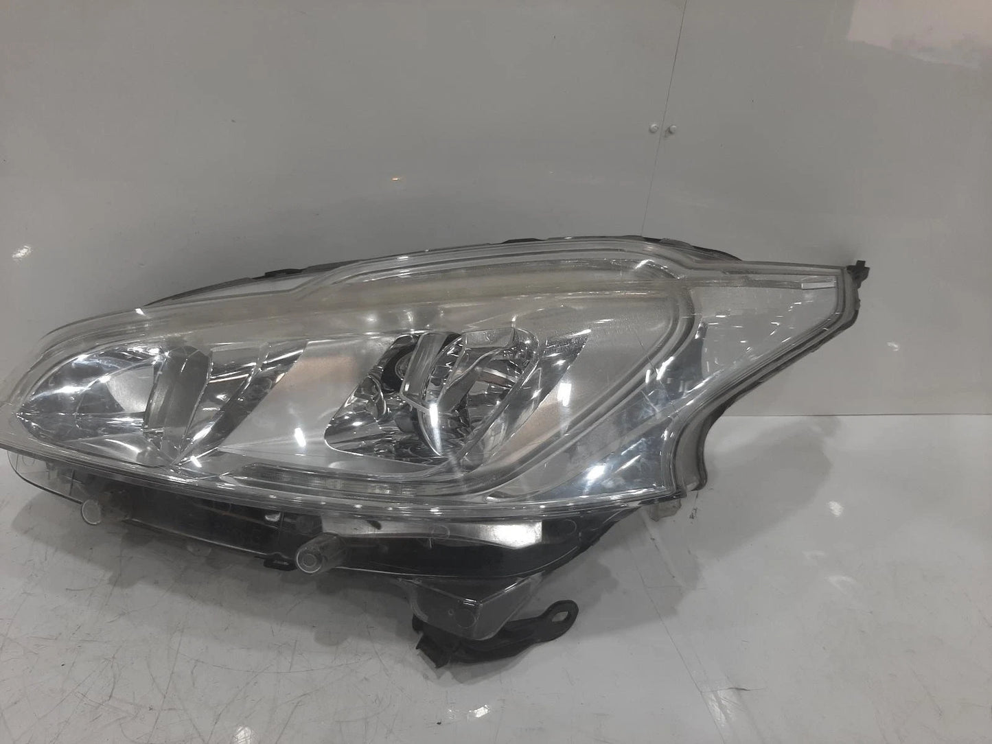 Peugeot 208 Mk1 N/S Passengers Left Front Halogen Headlight Headlamp 