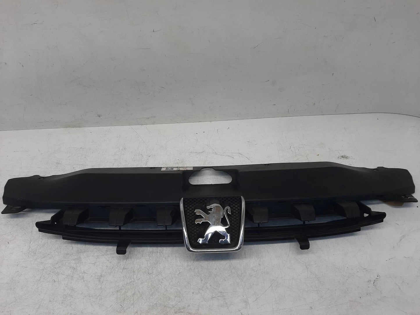 Peugeot 307 Mk1 Front Centre Black Grille Grill W/ Badge 