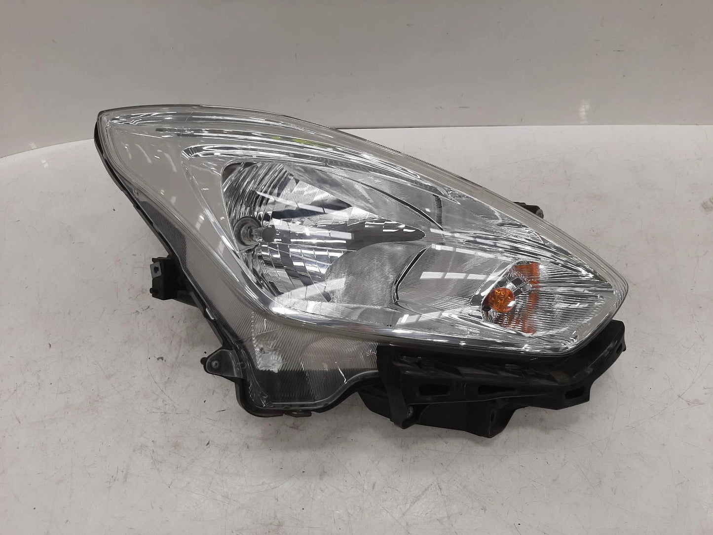 Suzuki Swift Mk4 (A2L) O/S Drivers Right Front Halogen Headlight Headlamp 