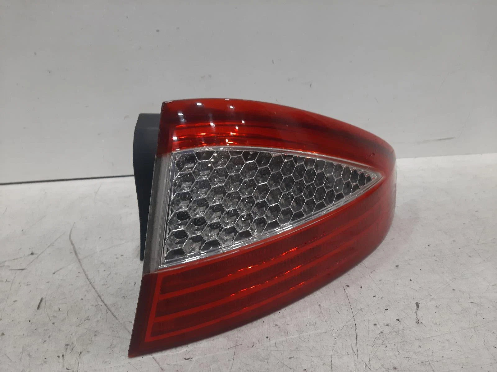 Ford Mondeo Mk4 O/S Drivers Right Rear Bulb Taillight Tail Light 