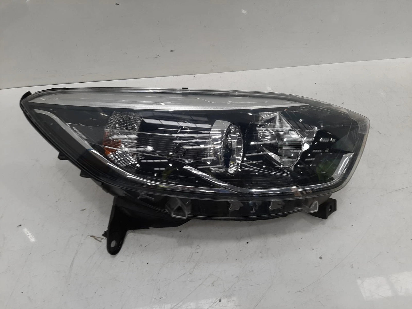 Renault Captur Mk1 O/S Drivers Right Front Halogen Headlight Headlamp 