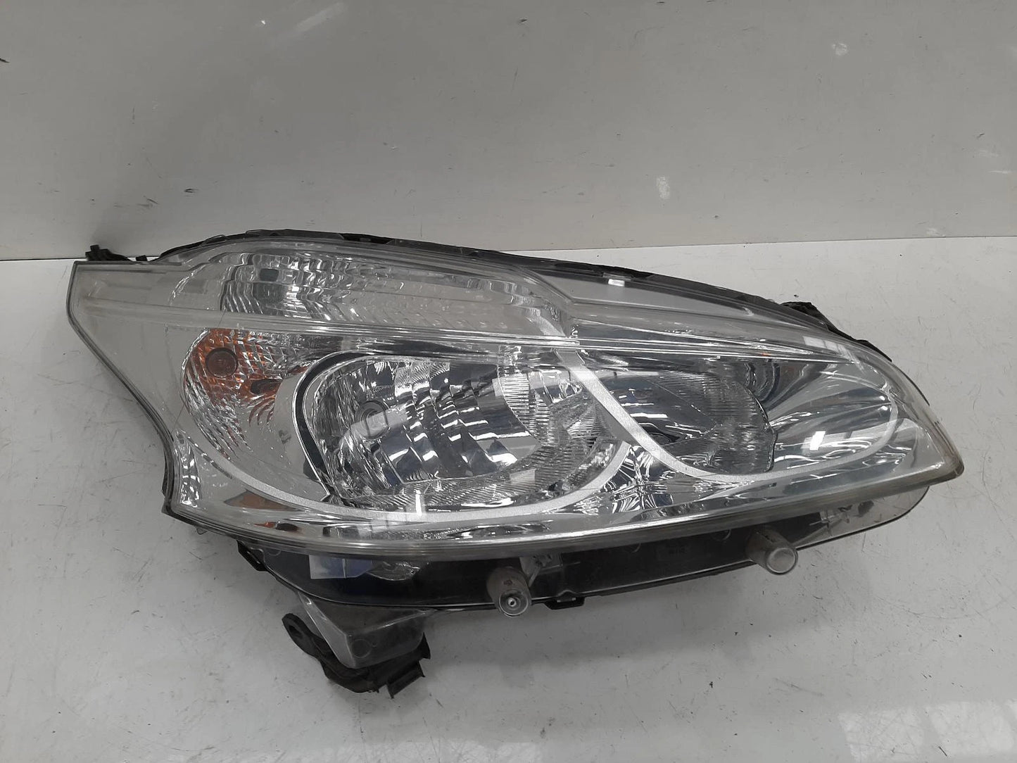 Peugeot 208 Mk1 O/S Drivers Right Front Halogen Headlight Headlamp 