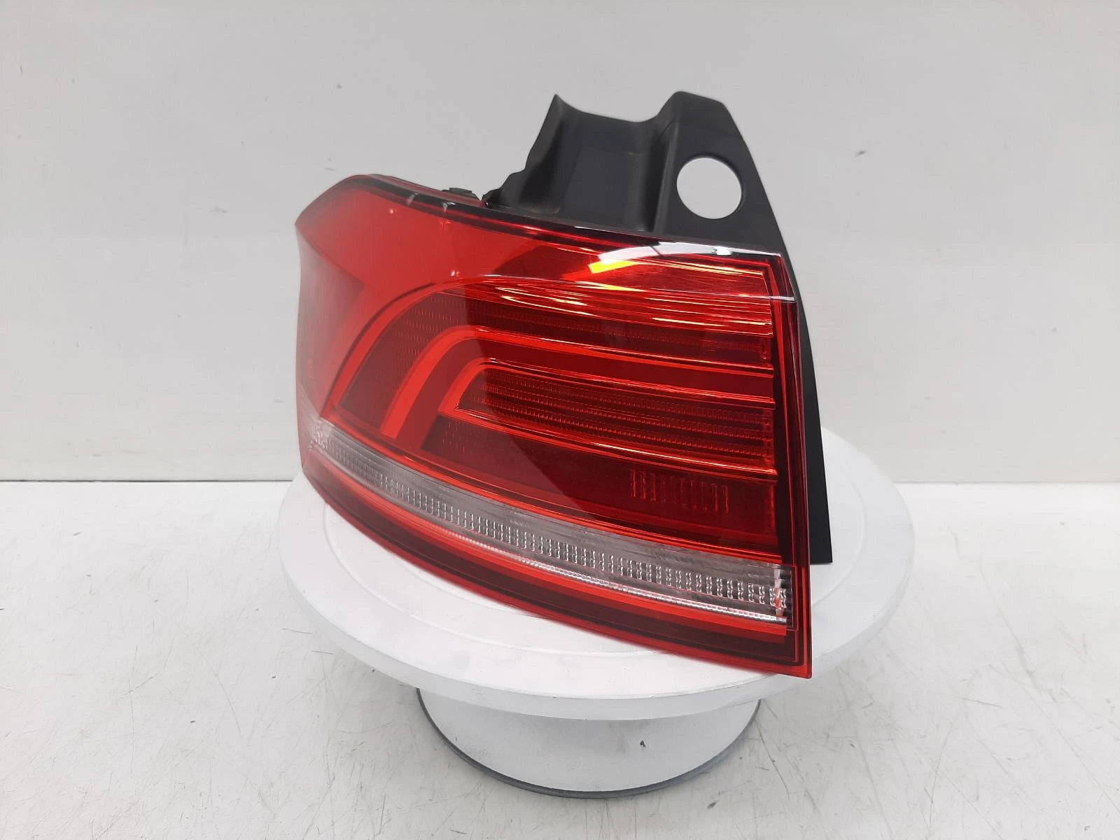 Volkswagen Passat Outer Passengers Left Rear Taillight Tail Light 