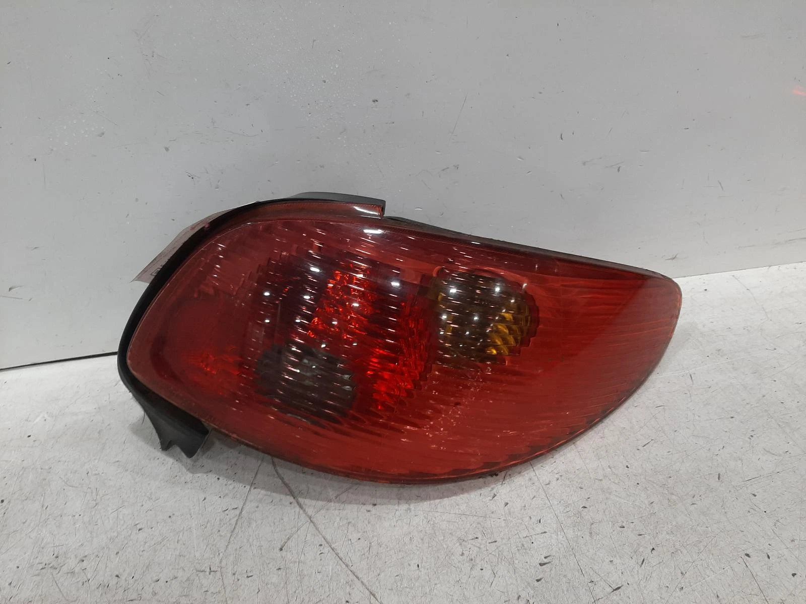 Peugeot 206 Mk1 O/S Drivers Right Rear Bulb Taillight Tail Light 