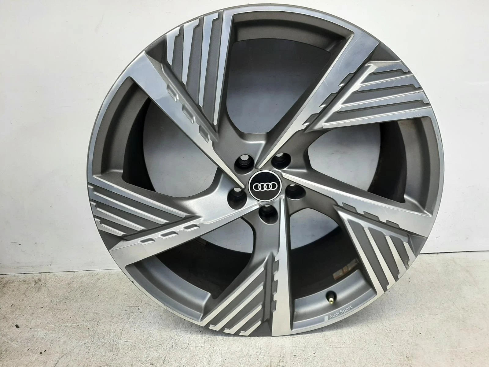 Audi E-Tron Mk1 Alloy Wheel 9.5jx22 5 spoke 