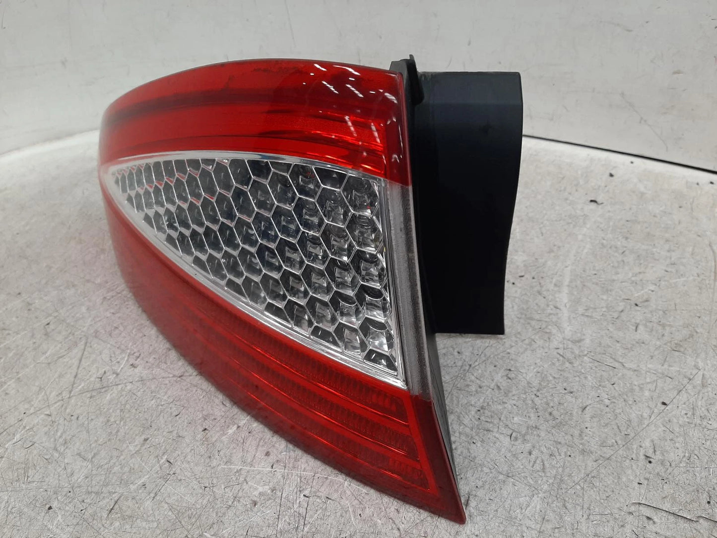 Ford Mondeo Mk4 N/S Passengers Left Rear Outer Taillight Tail Light 