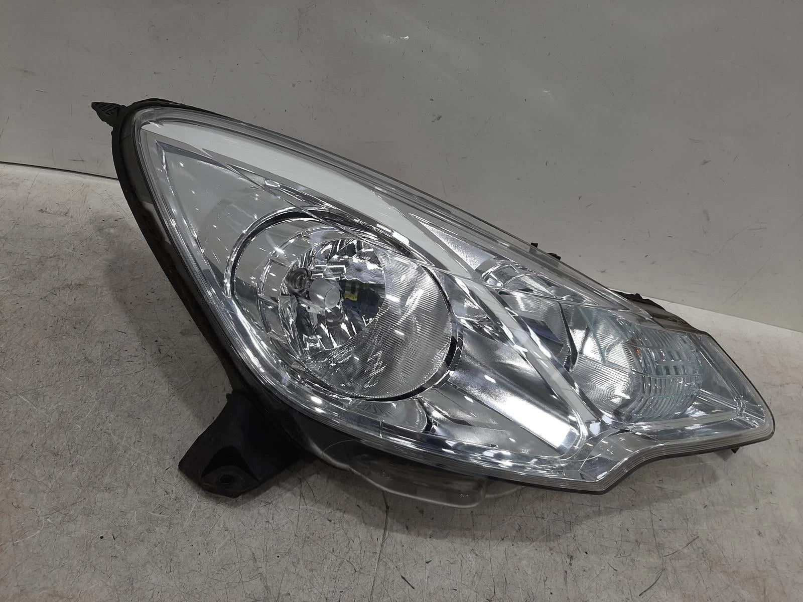 Citroen C3 Mk2 O/S Drivers Right Front Halogen Headlight Headlamp 