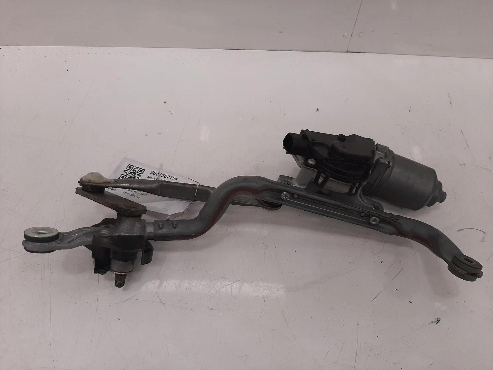 Toyota Yaris Mk3 (XP130) Front Wiper Motor With Mechanism 