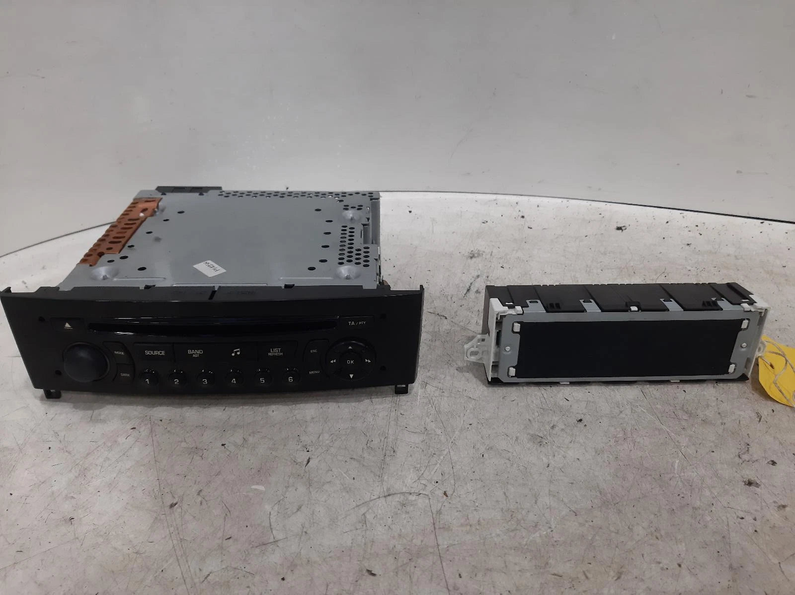 Peugeot Rcz Mk1 Complete Radio/CD/Stereo Head Unit No Code Available 