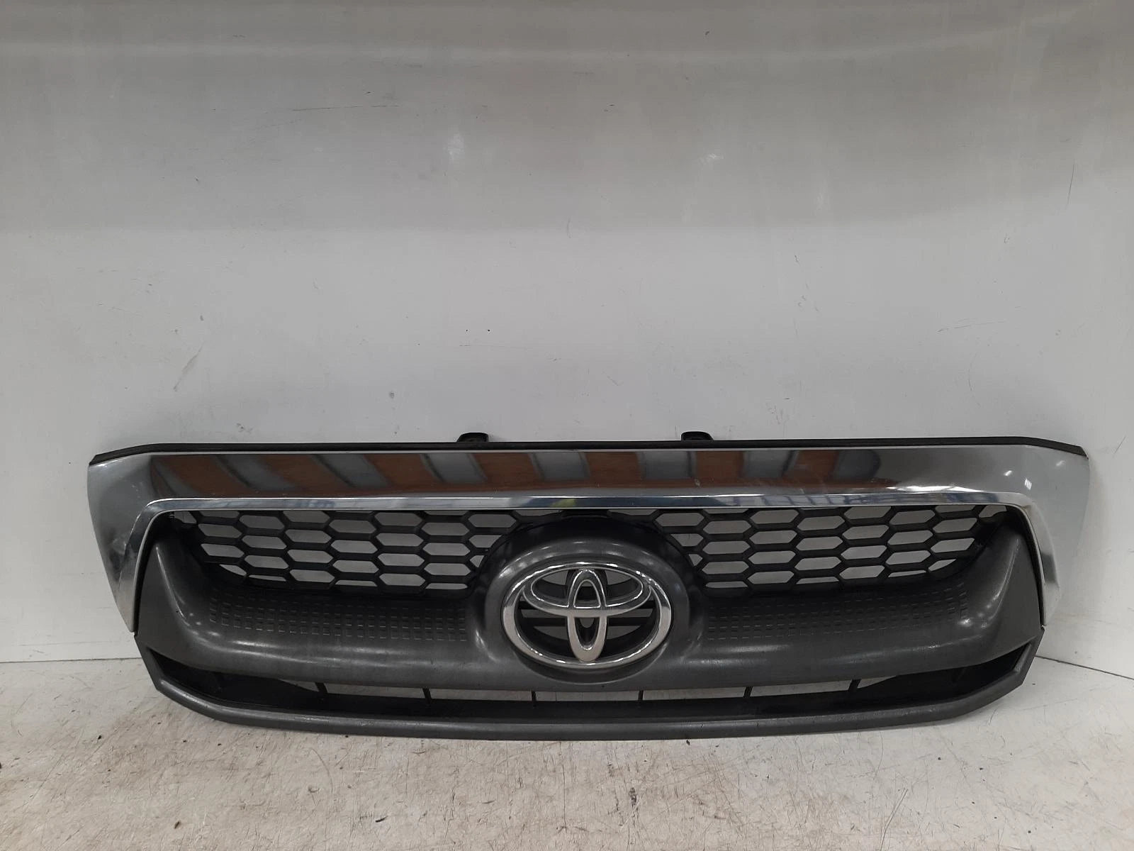 Toyota Hilux Mk6 Facelift Pickup Front Centre Grille Grill 