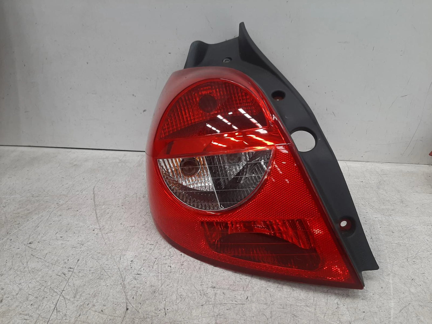 Renault Clio Passengers Left Rear Bulb Taillight Tail Light 