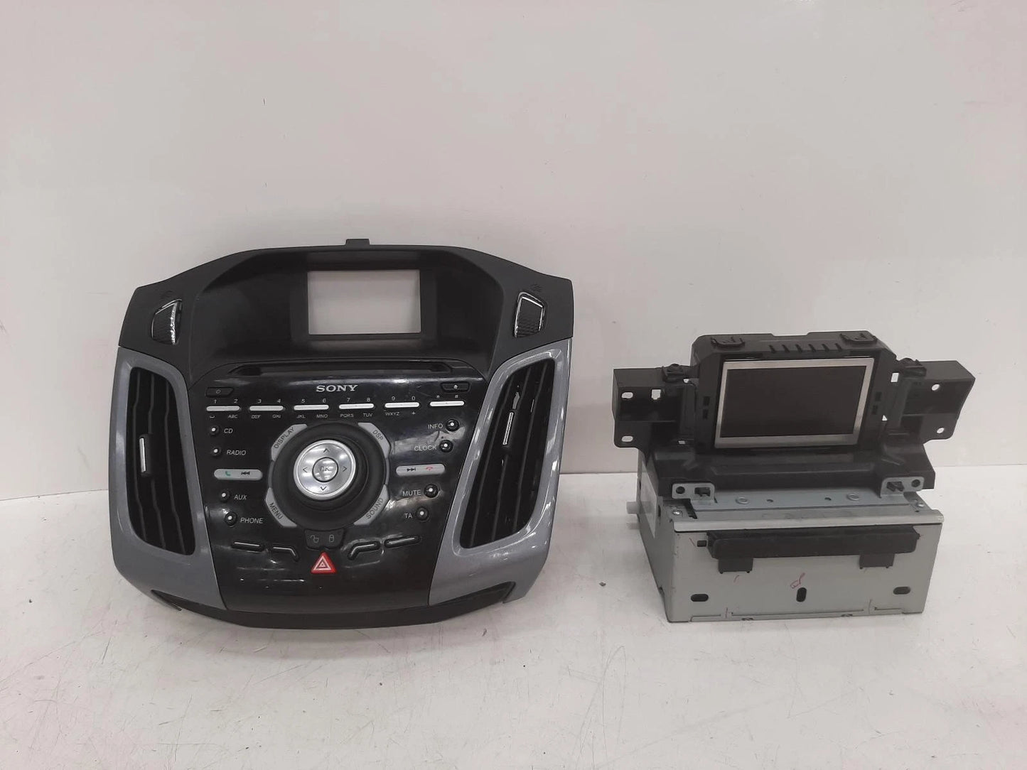 Ford Focus Mk3 OEM Radio/CD/Stereo Head Unit No Code Available 