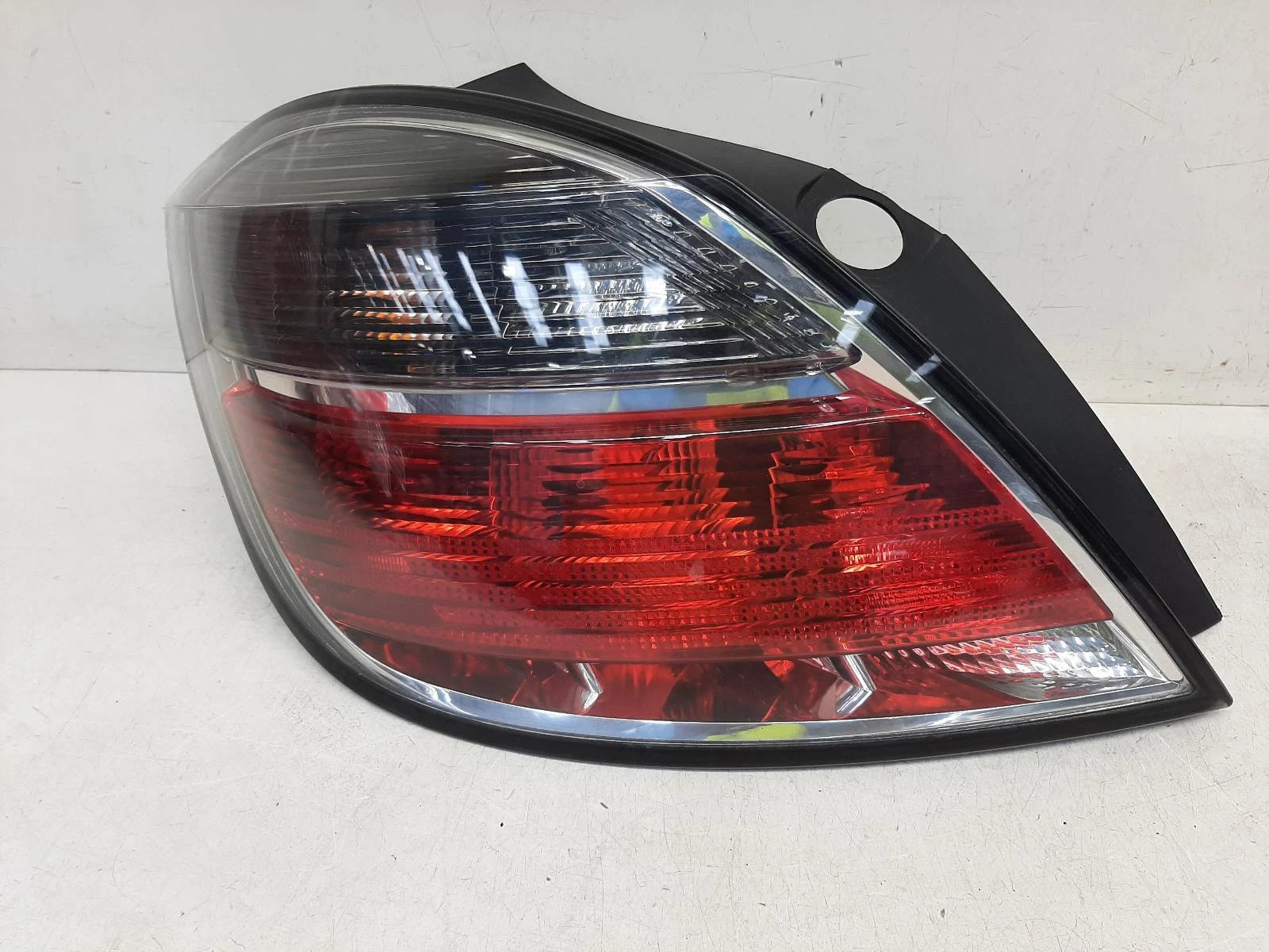 Opel Astra Mk5 N/S Passengers Left Rear Taillight Tail Light 