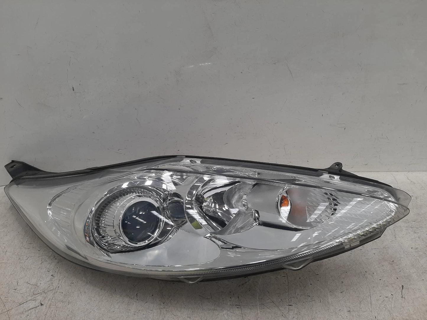 Ford Fiesta Mk7 O/S Drivers Right Front Halogen Headlight Headlamp 