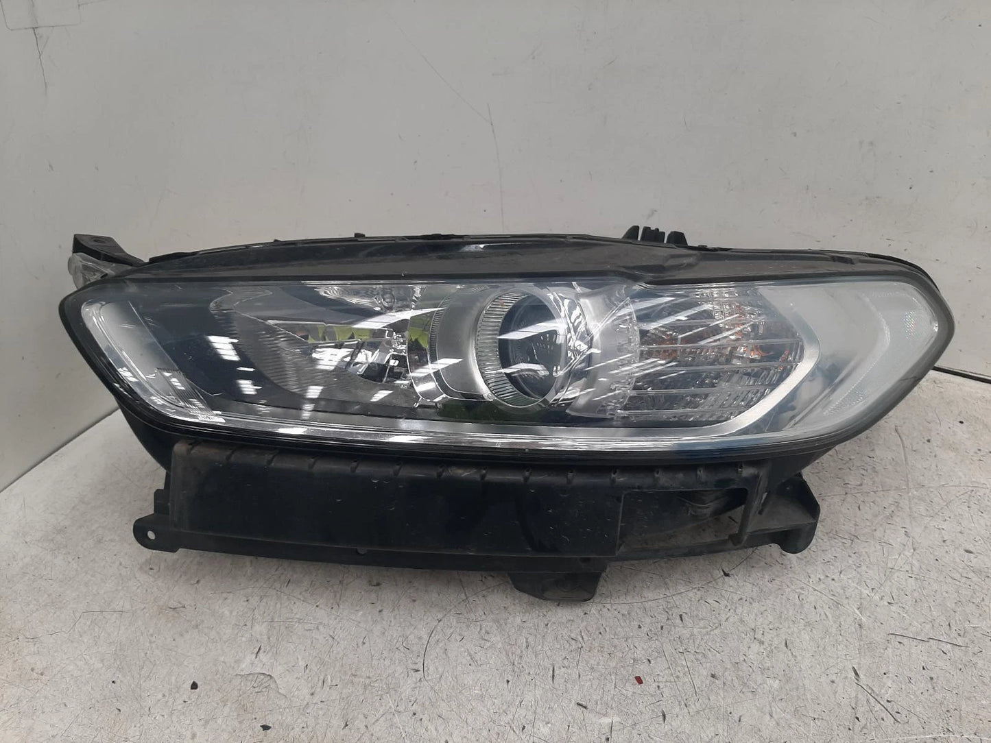 Ford Mondeo Mk5 N/S Passengers Left Front Halogen Headlight Headlamp 