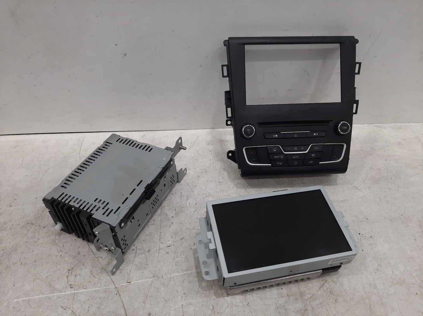 Ford Mondeo Mk5 OEM Radio/CD/Stereo Head Unit No Code Available 