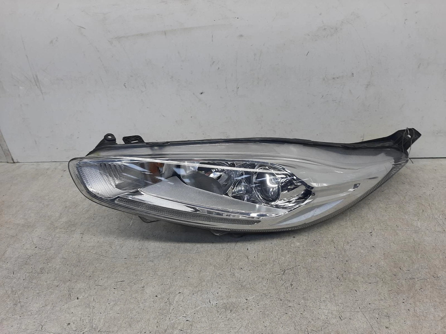 Ford Fiesta Mk7 N/S Passengers Left Front Halogen Headlight Headlamp 