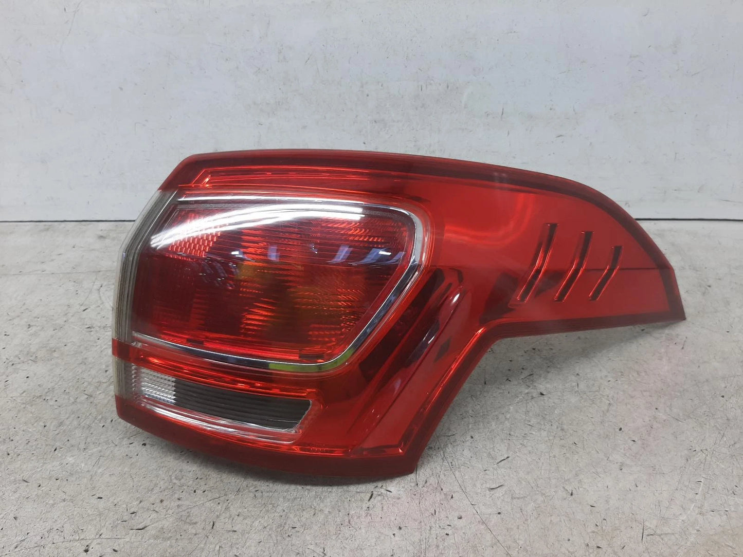 Ford B Max Mk1 O/S Drivers Right Rear Outer Taillight 