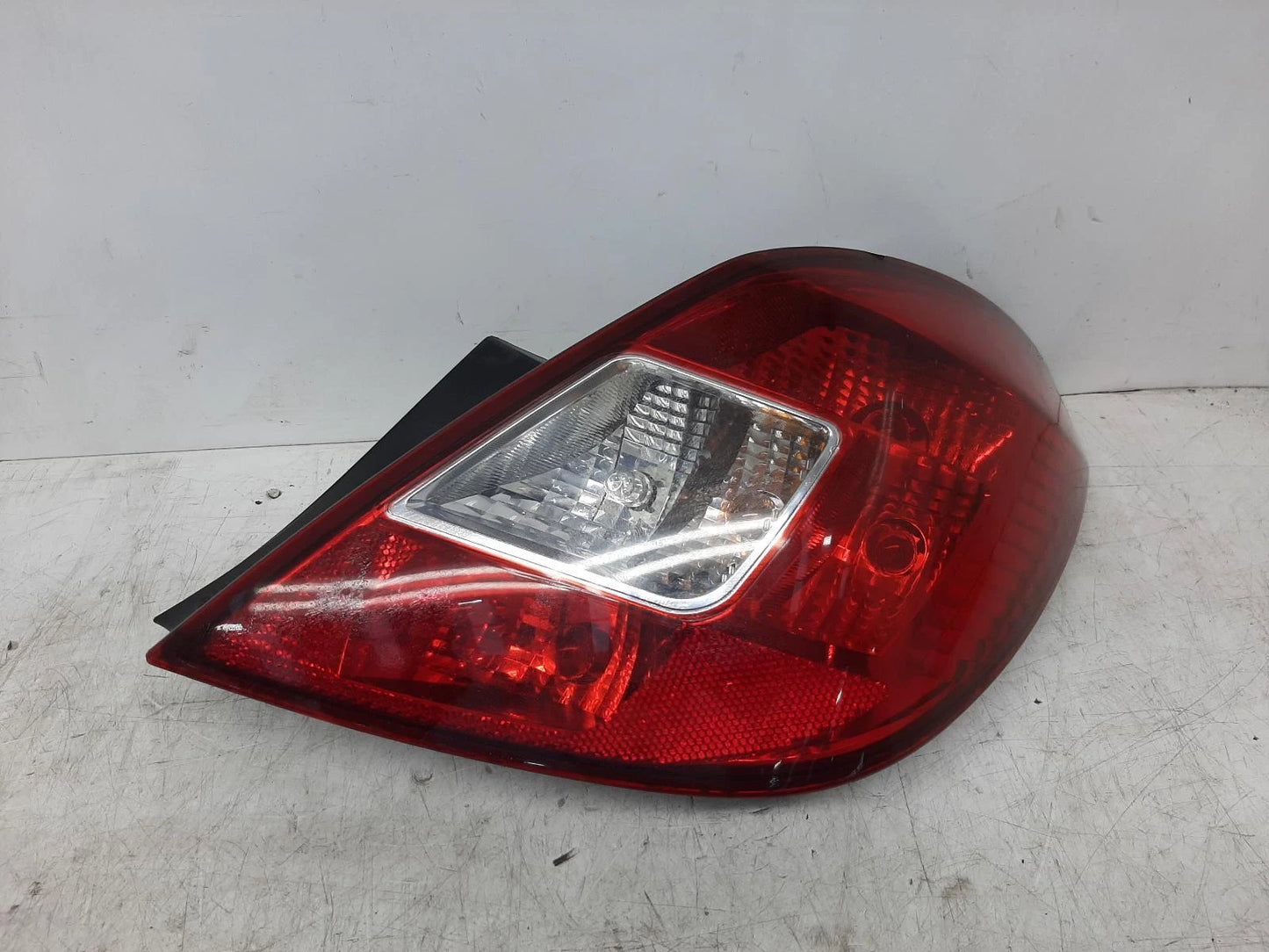 Opel Corsa D Drivers Right Rear Bulb Type Taillight Tail Light 