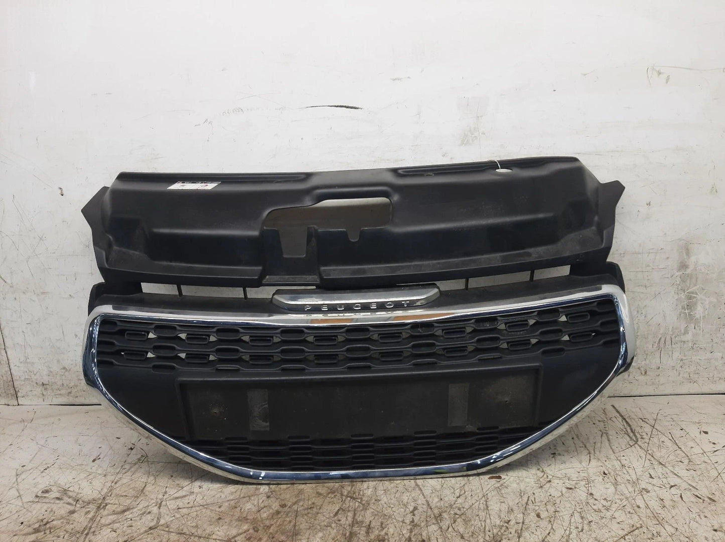 Peugeot 208 Mk1 Front Centre Grille Grill 