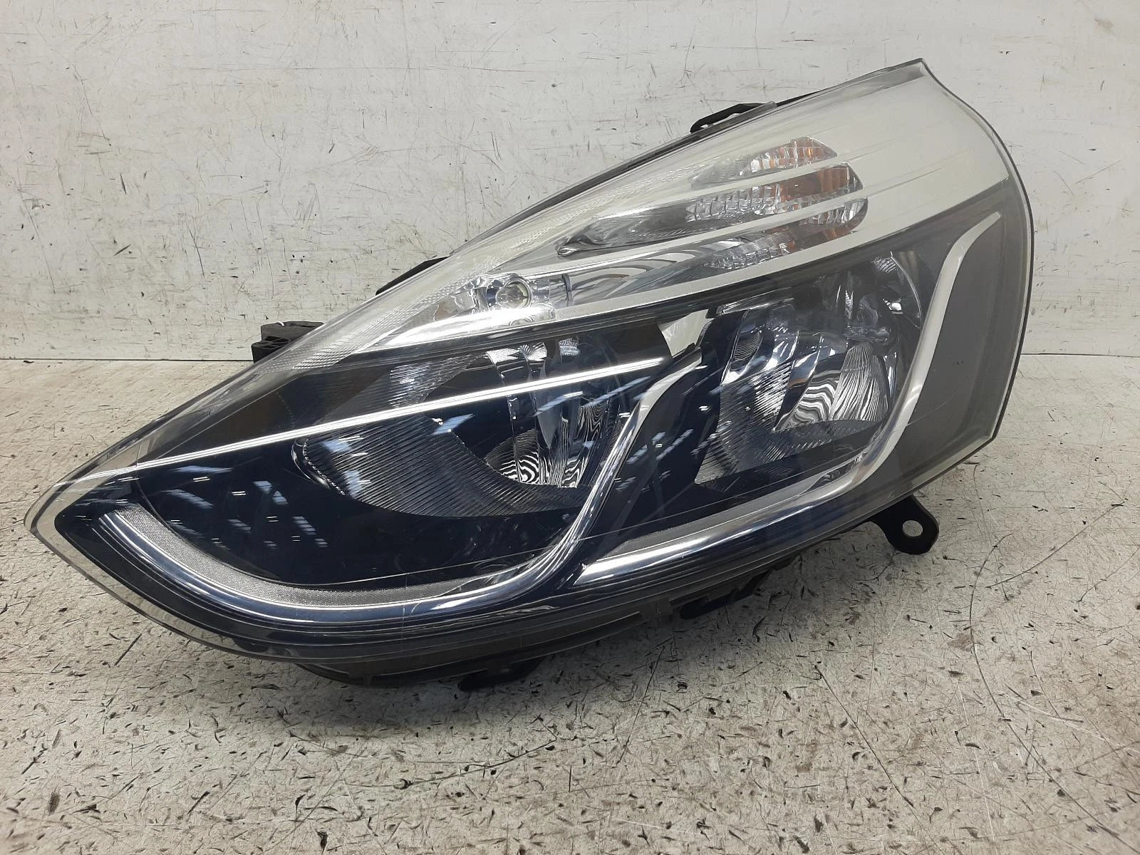 Renault Clio Iv Passengers Left Front Halogen Headlight Headlamp 