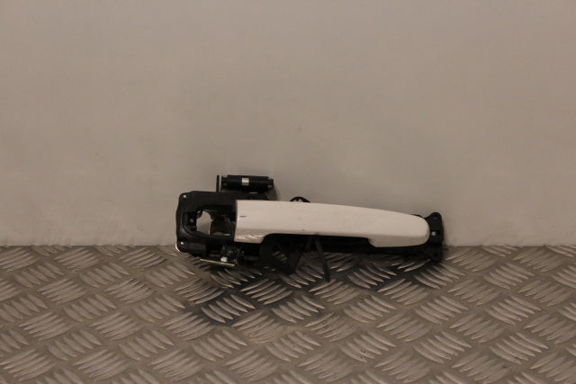 Toyota Auris Door Handle Outer Front Drivers Side (2013)