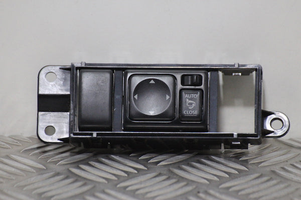 Nissan Juke Door Mirror Control Switch (2012) - 1