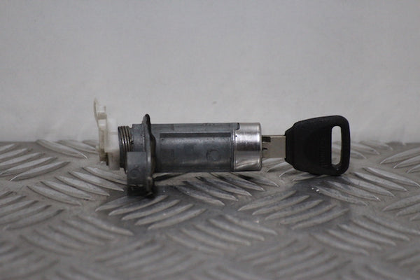Honda CRV Tailgate Boot Lock with Key (2001) - 1