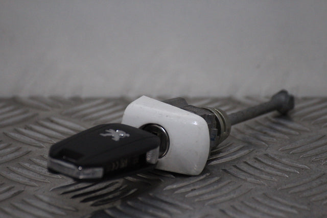 Peugeot 208 Door Lock Barrel with Key Front Passengers Side (2014)