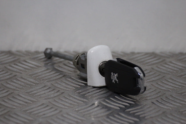 Peugeot 208 Door Lock Barrel with Key Front Drivers Side (2014)