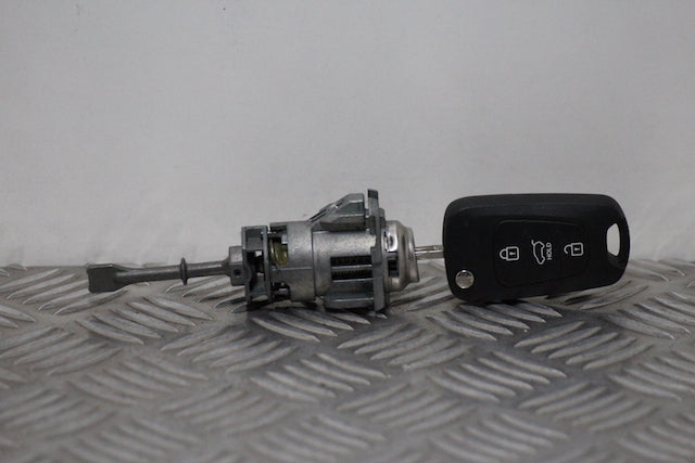 Hyundai i20 Door Lock Barrel with Key Front Drivers Side (2008)