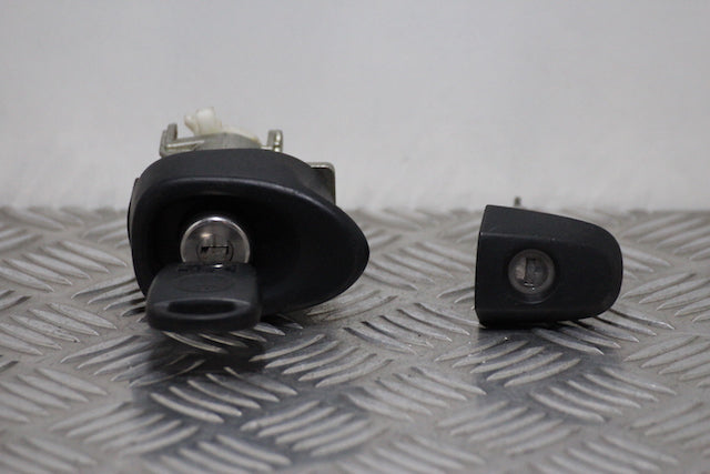 Toyota Yaris Door Lock Barrel with Key Front Drivers Side (2007)