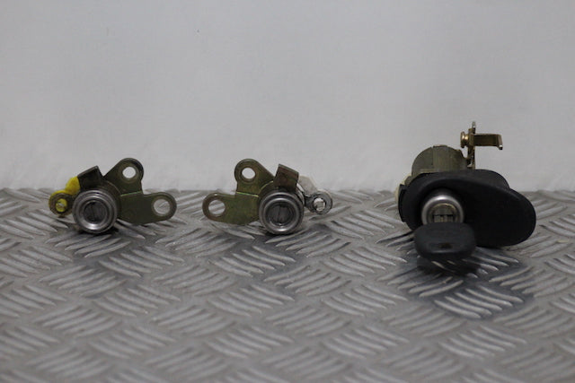 Toyota Yaris Door Lock Barrel with Key Front Drivers Side (2001)