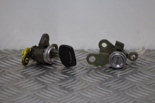 Toyota Starlet Door Lock Barrel with Key Front Passengers Side 