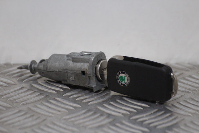 Skoda Fabia Door Lock Barrel with Key Front Drivers Side (2011)