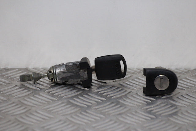 Skoda Fabia Door Lock Barrel with Key Front Drivers Side (2002)